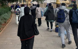 اعتراض سائقي سيارات الاجرة حافلة لنقل الطلبة يثير الجدل بالحسيمة