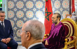 الملك يواصل التأهيل الوظيفي عقب عملية على الكتف