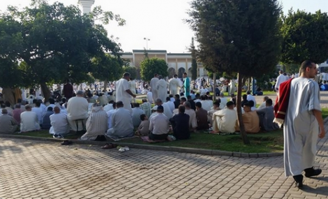السلطات تمنع إقامة صلاة عيد الفطر سواء في المصليات أو المساجد