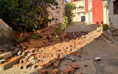 انهيار حائط بناية آيلة للسقوط بمدينة الحسيمة كاد يتسبب في كارثة (صور)