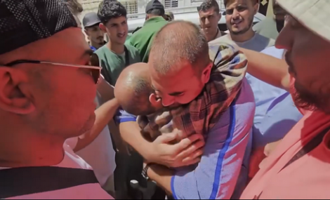 ناصر الزفزافي يصل إلى منزل عائلته بالحسيمة ويتلقي العزاء في وفاة والده (فيديو)