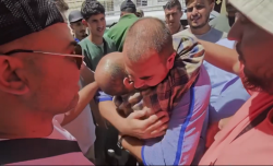 ناصر الزفزافي يصل إلى منزل عائلته بالحسيمة ويتلقي العزاء في وفاة والده (فيديو)