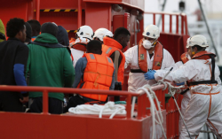 اسبانيا تتدخل لانقاذ 57 مهاجرا سريا غرق قاربهم قبالة سواحل الريف
