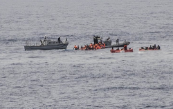طائرة اسبانية تساعد المغرب في انقاذ مهاجرين على وشك الغرق قبالة الحسيمة