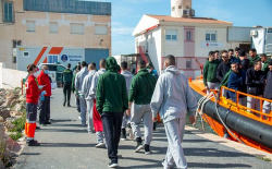 بضغط من المنظمات الحقوقية .. اسبانيا تتدخل لنقل مهاجرين عالقين على جزيرة وسط المتوسط