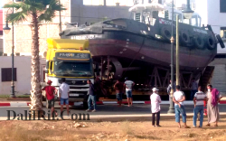 الحسيمة.. شاحنة كبيرة تحمل قارب تتسبب في قطع الطريق الوطنية باجدير