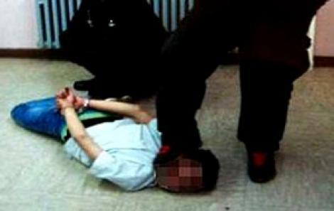 شرطي ألماني يجبر لاجئا مغربيا على تناول لحم خنزير فاسد!