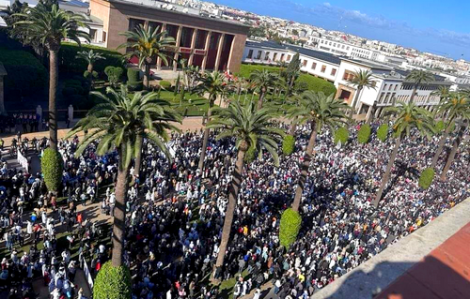 عشرات الآلاف من الأساتذة يشاركون في مسيرة الرباط لإسقاط النظام الأساسي