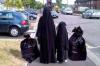 سياسي بلجيكي يشبه المنتقبات بأكياس القمامة