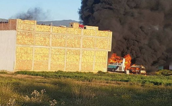 بني بوعياش.. النيران تحاصر العشرات من الشرطة داخل منزل بعد احراق سياراتهم