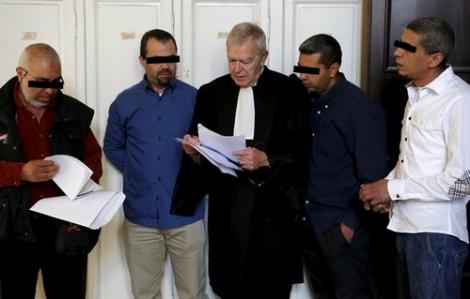 صور للمتهم الرئيسي رفقة ابناءه الثلاثة وهيئة الدفاع