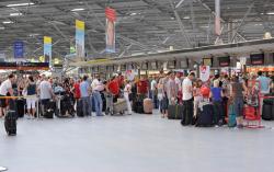 مغاربة عالقون في مطار ألماني بعد الغاء رحلتهم الى الناظور