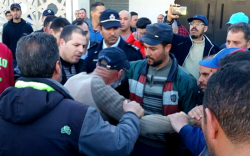 بني بوعياش .. احتجاجات ومناوشات ومحاولة احراق الذات أمام المركب التجاري (فيديو)
