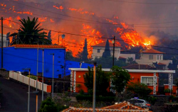 إسبانيا.. ثوران بركان يجبر السلطات على إجلاء الاف السكان