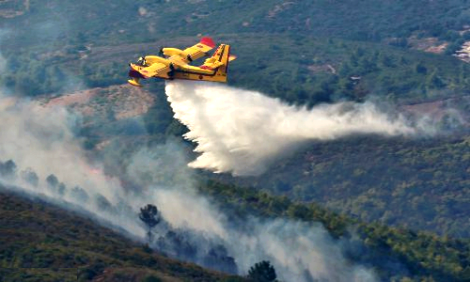 طائرات "كنادير"  تتدخل لاخماد حريق في غابة نواحي اقليم الحسيمة