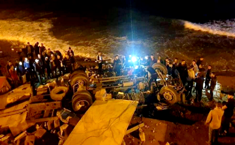 الحسيمة.. شاحنة كبيرة تهوي من منحدر وتسقط في شاطئ صباديا