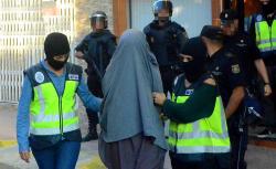 اسبانيا ترحل مغربية عثر في هواتفها على اشرطة لداعش