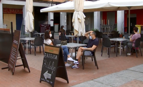 إسبانيا تعيد فتح الشواطئ.. ومقاهي ومطاعم برشلونة ومدريد تستقبل الزبائن (فيديو)