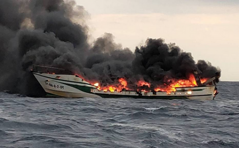 اسبانيا .. وفاة مأساوية لمهاجر مغربي اثر اندلاع حريق في قارب للصيد (فيديو)