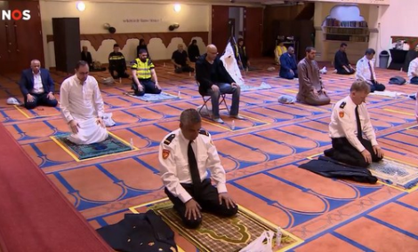 صور عناصر شرطة يصلون في المساجد يثير الجدل في هولندا