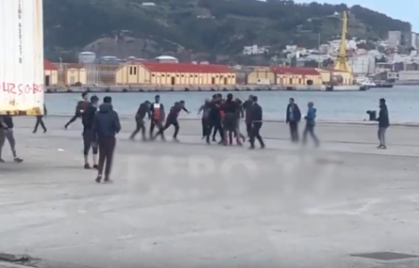 اشتباكات بين "حراكة" مغاربة وجزائريين في ميناء سبتة (فيديو)