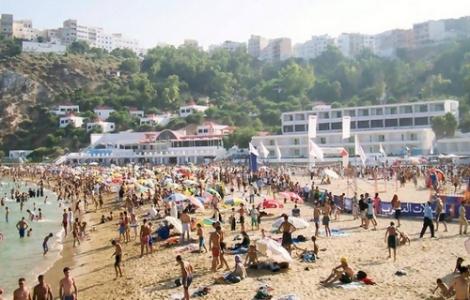 شواطئ الحسيمة وجهة مفضلة لعدد من العائلات في عطلة الصيف