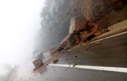 تساقط احجار كبيرة وسط الطريق الوطنية بين الحسيمة وشفشاون