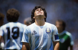 وفاة أسطورة كرة القدم الأرجنتيني دييغو مارادونا عن عمر ناهز 60 سنة