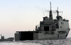 كورونا.. سفينة حربية تضم 800 سرير تحل بمليلية لتعزيز قدراتها الصحية
