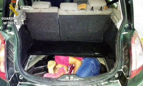 مغربي يحاول الهجرة إلى إسبانيا مكان العجلة الاحتياطية لسيارة