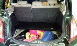 مغربي يحاول الهجرة إلى إسبانيا مكان العجلة الاحتياطية لسيارة