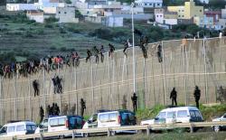 200 مهاجرا سريا يدخلون مليلية عبر السياج الشائك ووفاة احدهم (فيديو)