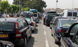 طوابير طويلة وانتظار لساعات .. معاناة كبيرة للجالية بمعبر سبتة