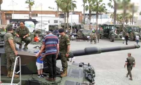 اسبانيا تستعرض قواتها العسكرية في مدينة مليلية المحتلة (فيديو)