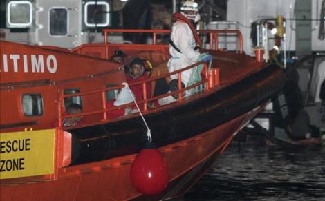 انقاذ ثلاثة مهاجرين مغاربة انقلب قاربهم قبالة السواحل الاسبانية