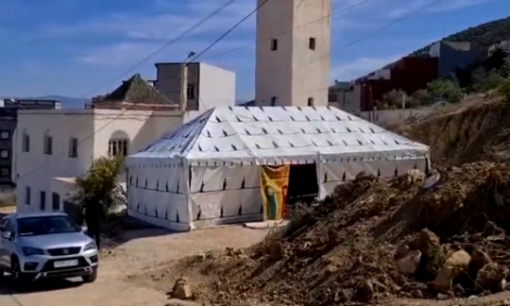 خيمة تؤوي المصلين بعد اغلاق المسجد الوحيد بحي بوجيبار بمدينة الحسيمة