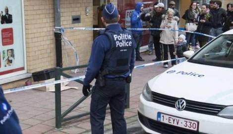 ضابط بلجيكي يشهر سلاحه في وجه زميله المغربي بسبب الاسلام