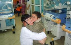 أطباء إسبان ينقذون حياة الأطفال في الريف والمغاربة يرفضون العمل بمستشفياته
