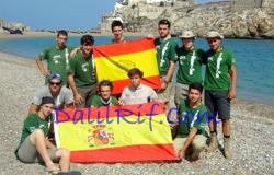 اسبان يرفعون العلم الاسباني على شاطئ بادس المقابل للجزيرة المحتلة
