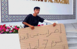 معتقل سابق على خلفية حراك الريف يخوض إضرابًا عن الطعام أمام عمالة الحسيمة