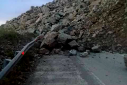 انهيارات صخرية تغلق الطريق الساحلية بين تطوان والحسيمة(صور)