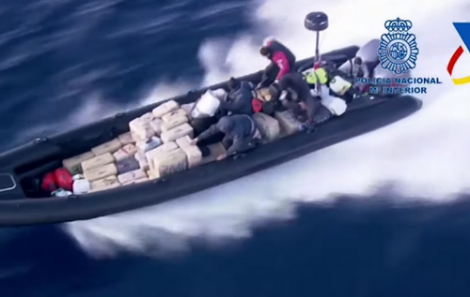 شرطة إسبانيا تعتقل مهربي مخدرات في البحر المتوسط بعد مطاردة مثيرة (فيديو)