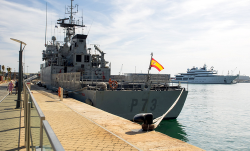 سفينة حربية اسبانية تتجول قبالة سواحل اقليم الحسيمة