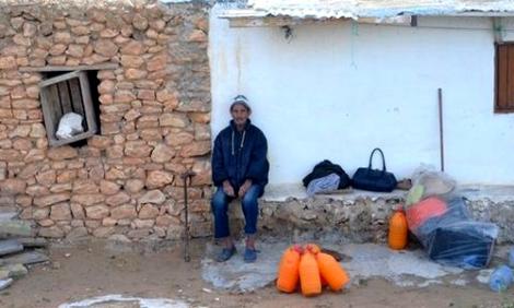 الحسيمة : مواطن يُجبَر على إخلاء مسكنه بالقوة بعد تدخل شركة العمران