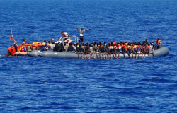 البحرية الملكية تُنقذ 53 مهاجرا بعد انقلاب قاربهم بسواحل الحسيمة