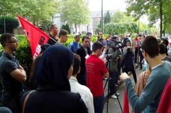 مغاربة يحتجون امام السفارة المغربية ببروكسيل ضد العفو عن "دانييل"
