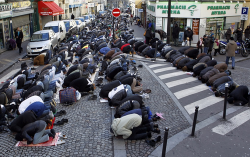 وزير خارجية فرنسا: سنمنع الصلاة في الشارع العام