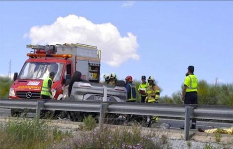 إصابة أكثر من 30 مغربيا في حادث اصطدام حافلة بشاحنة في اسبانيا