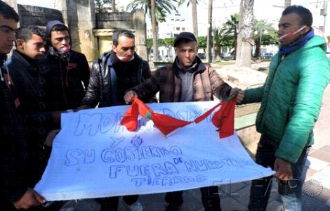 شبان يمزقون العلم المغربي ويطالبون بإستقلال الريف لتفادي طردهم من مليلية
