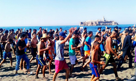 احتجاجات تعم شواطئ الحسيمة من أجل حرية المعتقلين(فيديو)